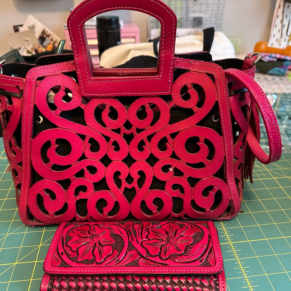 Pink leather purse and matching wallet l